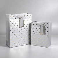 Elegante Hochzeits- und Festtags-Geschenktüte Schwarz-Gold-Folie Schmuck-Parfüm-Premium-Geschenk Einkaufstasche aus Karton mit Anhänger
