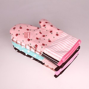 Gants de cuisine en tissu épais à motif personnalisé, résistants à la chaleur, pour la cuisson quotidienne, la grillade et les fonctions <span class=keywords><strong>micro</strong></span>-ondes - Product Image 1