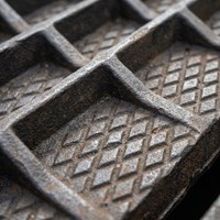 Grille de drainage municipale en fonte ductile homologuée pour la circulation routière ASTM A536 EN 124 D400 LF, certifiée ISO9001 pour l'industrie automobile
