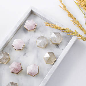 Poignée <span class=keywords><strong>de</strong></span> luxe hexagonale <span class=keywords><strong>en</strong></span> <span class=keywords><strong>laiton</strong></span> avec cristal <span class=keywords><strong>de</strong></span> quartz rose naturel pour meubles <span class=keywords><strong>de</strong></span> chambre, portes d'armoires, tiroirs et placards <span class=keywords><strong>de</strong></span> cuisine - Product Image 3