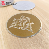 Plaques signalétiques personnalisées en aluminium gaufré pour équipement marin, avec dos adhésif et finition dorée mate