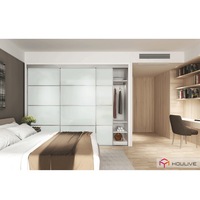 Porte coulissante blanc avec finition brillante, armoire et placard à 3 portes, style moderne,