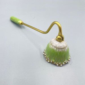 أداة إطفاء شموع السبت ذات المقبض الطويل مصممة للسلامة والسهولة خلال الاحتفالات الدينية - Product Image 5