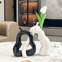 Vase en céramique noir et blanc avec apparence en forme de poire et tulipes