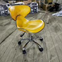 Fauteuil pivotant en cuir PU de luxe capitonné, réglable en hauteur, base dorée avec roulettes, pour salon de beauté, réception ou bureau