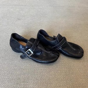 รองเท้าหนังผู้หญิงทรงสวยทันสมัยปี 2026 แบบแยกนิ้วเท้า สไตล์บาร์น หนังฟอกสี  หน้าผ้าหนังสูง  แบบสวม  พร้อมดีไซน์หัวเข็มขัดเดี่ยว - Product Image 4