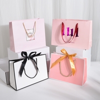 Cadeau de luxe de haute qualité à utiliser en magasin Sacs d'emballage en papier personnalisés avec logo imprimé pour vêtements avec corde à ruban