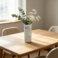 Vase cylindrique haut en résine, motif marbré minimaliste, artisanat, blanc et gris marbré, pour décoration de table.