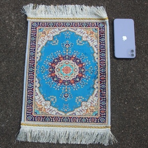 Alfombra de oración lavable de seda helada de pelo corto YASEEN con amortiguación mejorada para rodillas y frente, diseño islámico moderno - Product Image 1