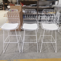 Tabouret de bar extérieur commercial en fer blanc avec dossier en treillis métallique sans accoudoirs, tabouret de bar industriel en treillis métallique avec coussin