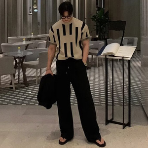 T-shirt d'affaires tricoté à manches courtes pour homme, coupe ajustée, rayé et color-block, en soie glacée, été, vente en gros transfrontalière directe usine - Product Image 2