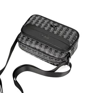 <span class=keywords><strong>2025</strong></span> Xu Hướng Sang Trọng Kinh Doanh Người Đàn Ông Giản Dị Của Crossbody Vai Túi Phong Cách Cổ Điển PU Thêu Biểu Tượng Nút Trang Trí Cho Mùa Hè - Product Image 2