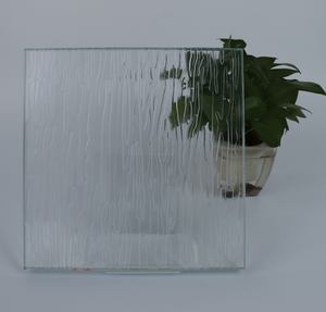 Panneau de verre décoratif gaufré à motif de grain de bois vertical hautement transparent pour cloison de hall d'hôtel et revêtement mural - Product Image 3