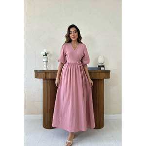 Vestido largo de muselina rosa palo al por mayor, con cuello en V, estilo cruzado, holgado, transpirable, para uso diario informal. - Product Image 3