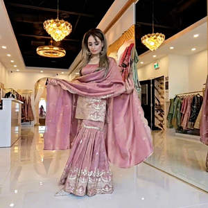 Robe de mariée traditionnelle indienne pakistanaise en soie rose brodée, longueur au sol, coupe classique, avec travail doré - Product Image 1