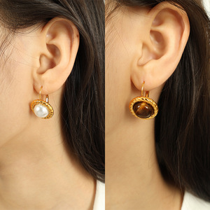 ต่างหูแบบติดหู ทรงกลม ขอบทอง ประดับมุกตาเสือ ใส่ได้ทุกวัน EH440 - Product Image 4