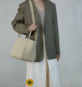 Bán Buôn Lớn Bài Hát Unisex Cầm Tay Tote Túi Dây Kéo Nút Đóng Cửa Biểu Tượng Tùy Chỉnh Không Thấm Nước Nhẹ Da Vải - Product Image 3