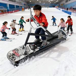 Un scooter des neiges conçu spécifiquement pour les enfants, adapté à une utilisation en extérieur par les enfants et les adolescents pendant l'hiver - Product Image 1