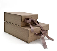Boîtes cadeaux pliables avec ruban personnalisé de luxe, nouveaux logos imprimés sur mesure, boîtes en papier rigide avec gaufrage