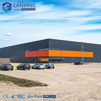 Bâtiment industriel préfabriqué en métal à grande portée, structure en acier robuste et durable pour atelier d'usine