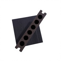 Schwarze Co-Extrusions-WPC-Terrassendielen Moderne Ipe-Dielen mit Dicker Schutzschicht 6 Löcher 3D-Holzmaserung Rutschfest Ineinandergreifend Umweltfreundlich