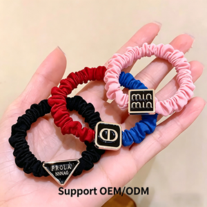 Élastiques à cheveux personnalisés avec logo pour femmes |   Élastique à cheveux en tissu avec pendentif lettre |   Accessoires pour cheveux OEM ODM pour <span class=keywords><strong>queue</strong></span> <span class=keywords><strong>de</strong></span> <span class=keywords><strong>cheval</strong></span> - Product Image 2