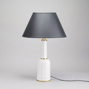Lampe de table blanche avec abat-jour conique gris et accents dorés, décoration d'intérieur - Product Image 1