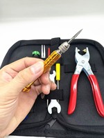 Feiyan Nouveau Kit d'outils de pose de cordes de badminton avec embout en caoutchouc, protecteur de cordes, pince à embout évasé à pression à froid, Modèle 002