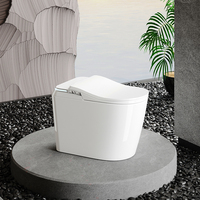 WC intelligent monobloc allongé en céramique avec pompe intégrée, siège chauffant, double chasse, bouclier anti-éclaboussures, télécommande et désodorisation automatique