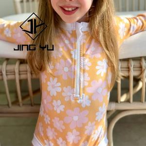 Traje de Baño de una Pieza para Niñas con Diseño OEM, Estampado Hawaiano, Manga Larga, Protección Solar, Traje de Baño Infantil de Nailon Reciclado Personalizado - Product Image 4