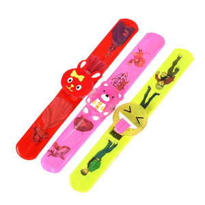 Pulsera de reloj con luz intermitente para niños, decoración de fiesta de dibujos animados, juguete de plástico con forma de corazón y función de brillo. - Product Image 4