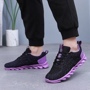 Venta al por mayor de zapatos deportivos informales personalizados con cordones para correr, plantillas cómodas de EVA, forro de malla transpirable para todas las estaciones - Product Image 4