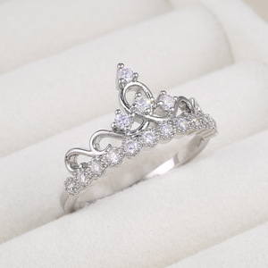 Elegante Anello con Corona in Zirconia, Gioiello Minimalista di Lusso per Donna, Uso Quotidiano, Regalo Chic - Product Image 5