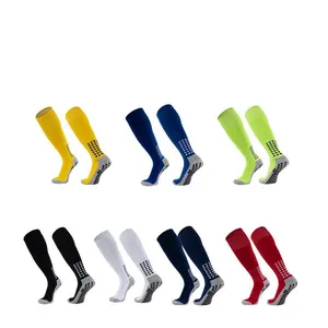 Vente en gros de chaussettes de football en coton avec logo brodé sur mesure pour l'athlétisme, l'athlétisme et le football, antidérapantes