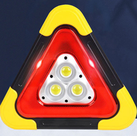 Feu de signalisation routière triangulaire LED solaire réfléchissant pour extérieur, idéal pour la sécurité des véhicules et les avertissements de travail.