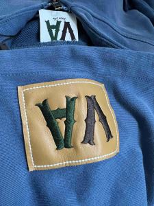 Мужские худи на заказ оптом: с вашим логотипом, однотонные, плотные, оверсайз, пуловеры, с эффектом потертости, с вышивкой, укороченные - Product Image 4