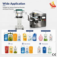 Machine de remplissage et de bouchage automatique de sachets à bec verseur avec alimentateur de bouchons pour l'emballage de liquides et de pâtes