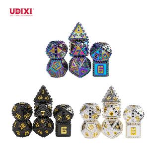 Para Udixi Logotipo personalizable RPG <span class=keywords><strong>Dungeons</strong></span> <span class=keywords><strong>and</strong></span> <span class=keywords><strong>Dragons</strong></span> Juego de dados Juego Poliédrico <span class=keywords><strong>Serie</strong></span> de remaches de metal con embalaje de caja de metal - Product Image 1