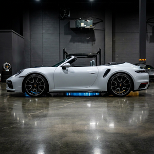 2024 สีขาว รุ่น Left Dark สำหรับ 911 Turbo S Convertible AWD ล้อแม็กซ์ เบาะหนัง เกียร์อัตโนมัติ หลังคาพาโนรามิก ดีเซล ยาง R18 - Product Image 1