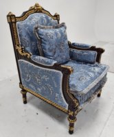 Fauteuil Chesterfield carré en noyer, rembourré en éponge, de luxe français, sur mesure, avec design élégant sculpté à la main, idéal pour les centres commerciaux et les appartements.