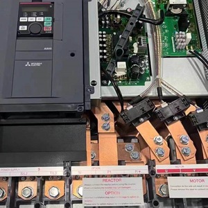 Convertisseur de fréquence Mitsubishi FR-A840-00126-1-N6 380V triphasé à commande vectorielle et variateur de vitesse - Product Image 1