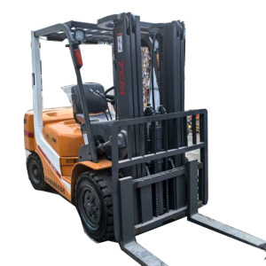 Chariot élévateur diesel d'occasion d'origine japonaise TCM 5 tonnes, 3 étages, 4,5 m, modèles FD30/DF50/DF70, avec pompe de boîte de vitesses et moteur à roulement, à vendre - Product Image 1