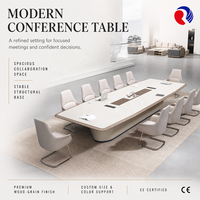 Grande table de réunion de bureau avec design bicolore, disposition ouverte pour les participants et style exécutif