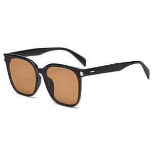 เฉียนไนแว่นกันแดดผู้หญิง UV400 กรอบพีซี เลนส์สีเทา ประเภท 3 ที่บังแดด สไตล์สี่เหลี่ยม สำหรับแฟชั่น - Product Image 2