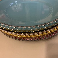 Meilleures ventes Assiettes rondes transparentes en plastique de 13 pouces pour le mariage avec perles dorées pour les événements
