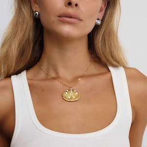 สร้อยคอสแตนเลสชุบทอง 18K ลายเปลือกหอยเต่าทะเล พร้อมจี้รูปเปลือกหอยและหอยสังข์ - Product Image 3