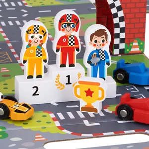 Boîte de jeu de course extensible portable avec piste de course, podium de récompense et jouets de course simulés.