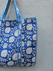 Sac fourre-tout matelassé en coton fait main de qualité supérieure, imprimé floral bleu, réversible, sac à main pour le shopping, cadeaux pour elle, pour femmes - Product Image 5