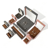 Boîte à bijoux en cuir PU de luxe avec logo personnalisé, boîte de rangement pour bijoux en velours, boîte de présentation pour bijouterie