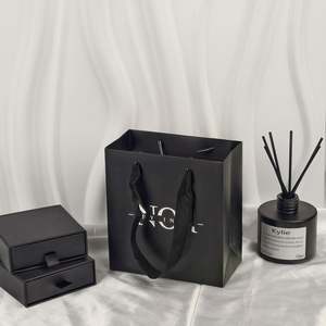 Sacs en papier d'emballage de luxe USM, sacs en papier carrés pour vêtements, grand sac en papier noir avec poignée - Product Image 1